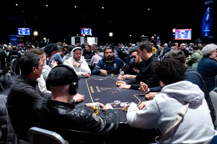 Học cách chơi Poker giỏi từ mọi góc độ